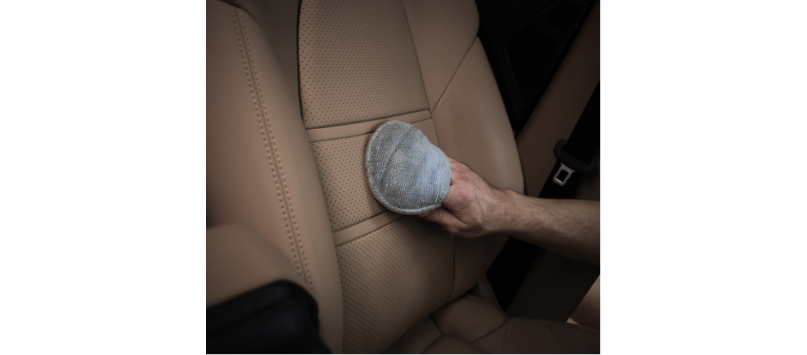 Догляд за автомобільною шкірою: як зберегти салон охайним і без тріщин