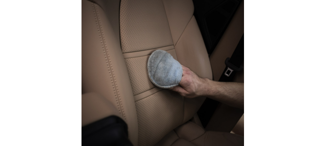 Догляд за автомобільною шкірою: як зберегти салон охайним і без тріщин